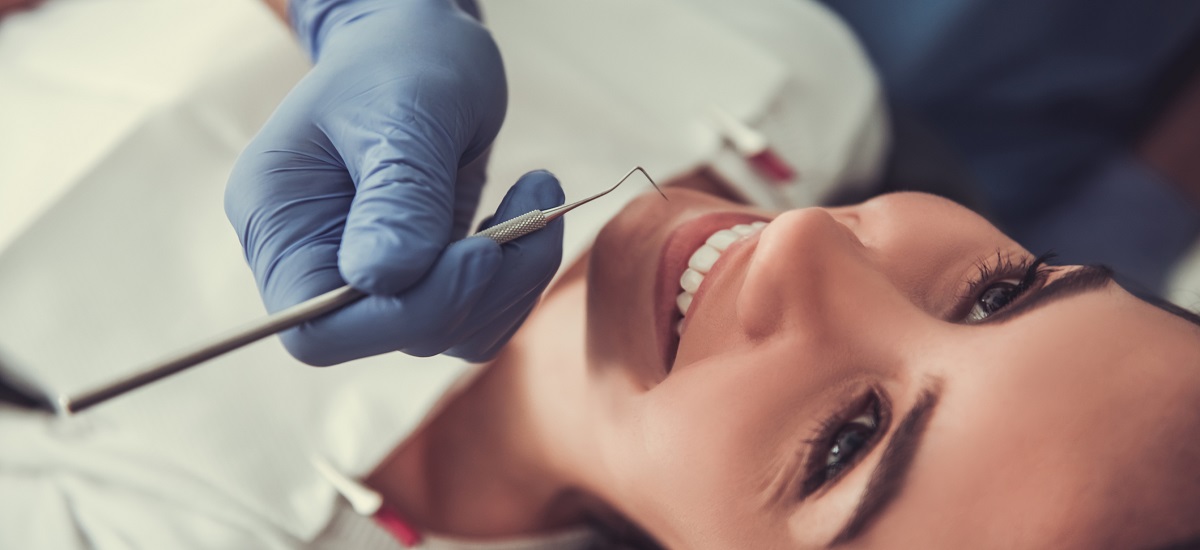 How Can a Prosthodontist in Dubai Help You?